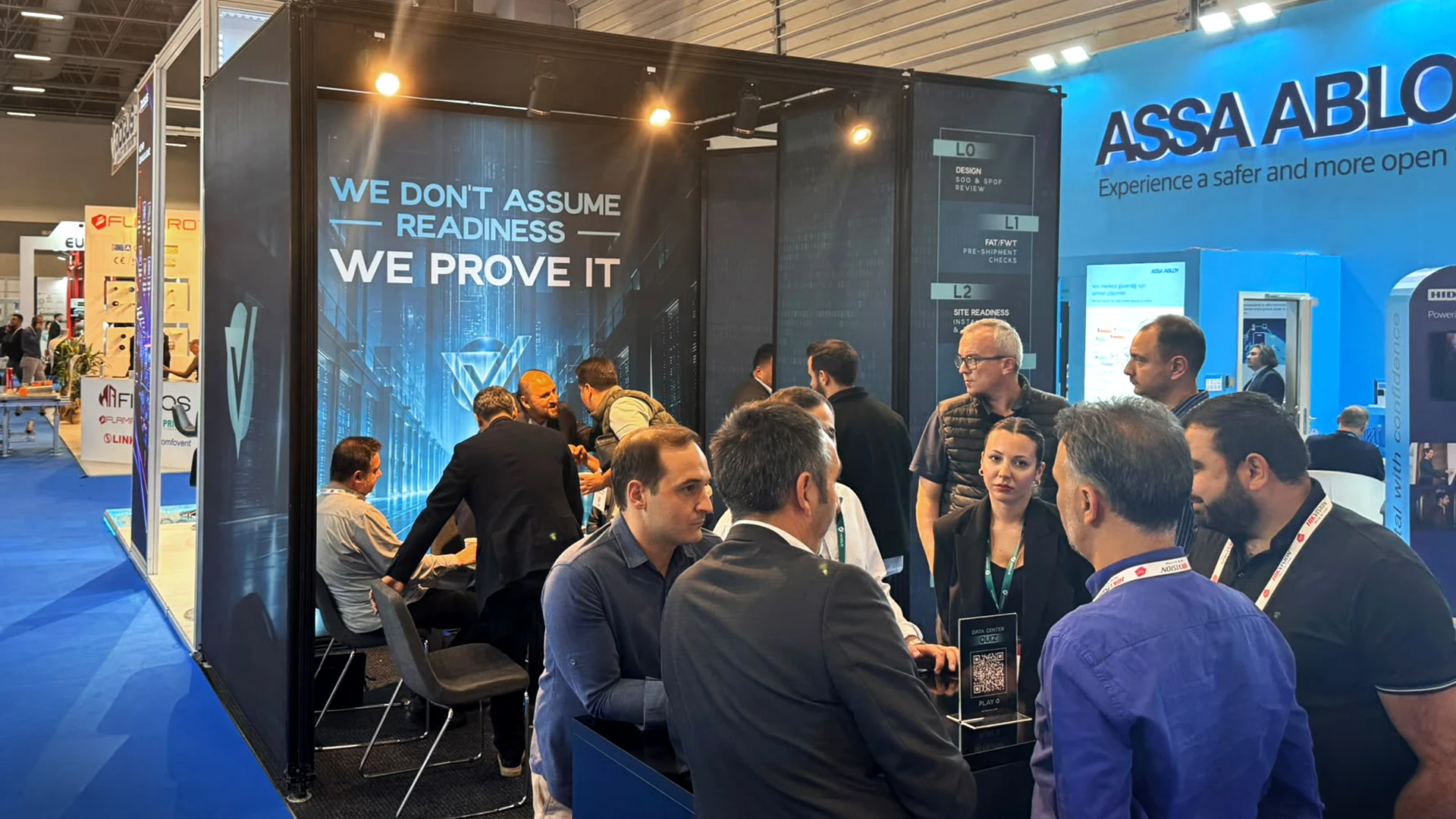 Data Center Eurasia 2026’da VERIDUS standında ziyaretçilerle görüşmeler